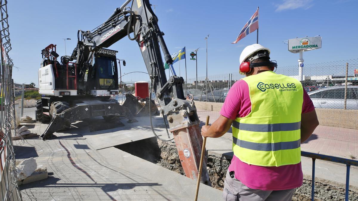 Obras de sustitución de uno de los principales colectores de agua potable en Torrevieja que ha llevado a cabo Agamed durante el pasado mes de septiembre