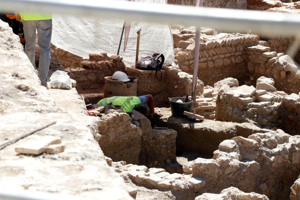 Varias vistas de los restos arqueológicos encontrados en las obras del metro en la avenida de Andalucía.