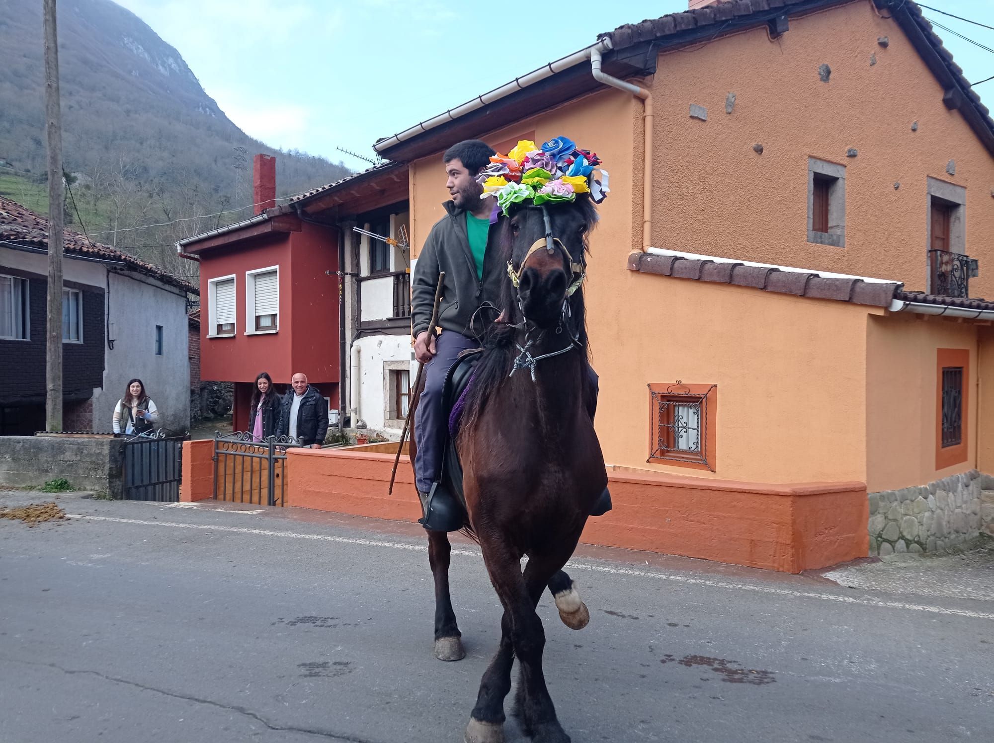 Doce mozos de Sellaño salen a caballo a pedir El Aguinaldo