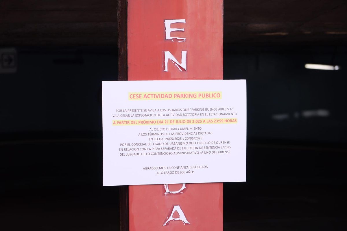 Cartel en la entrada del parking de la Plaza San Antonio que este lunes informaba del cese de actividad.