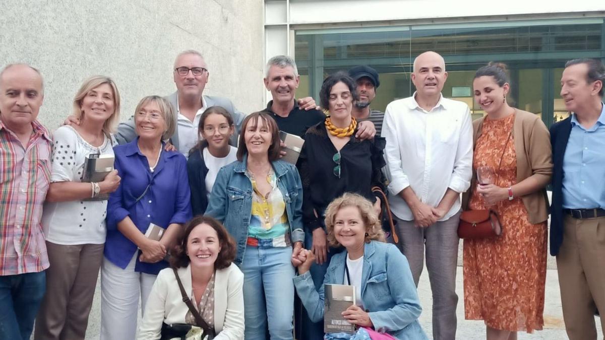 Los artistas Menchu Lamas, 
Din Matamoro, Antón Patiño, 
las periodistas Magis Iglesias 
y Carmen Domínguez, con su 
marido el cirujano Pedro 
Arquero, y Mara Costas, entre 
los invitados que acudieron 
a la presentación.  | // FARO