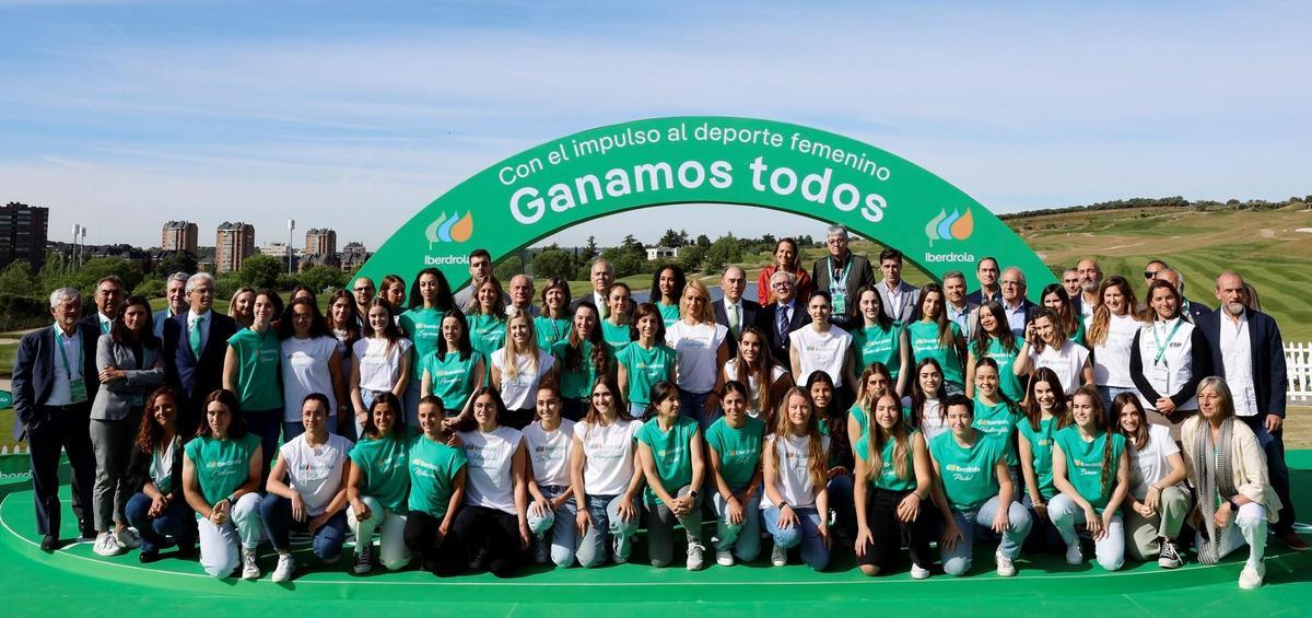 El presidente de Iberdrola, Ignacio Sánchez Galán, y del CEO de Iberdrola España, Mario Ruiz-Tagle con deportistas de las 35 federaciones.