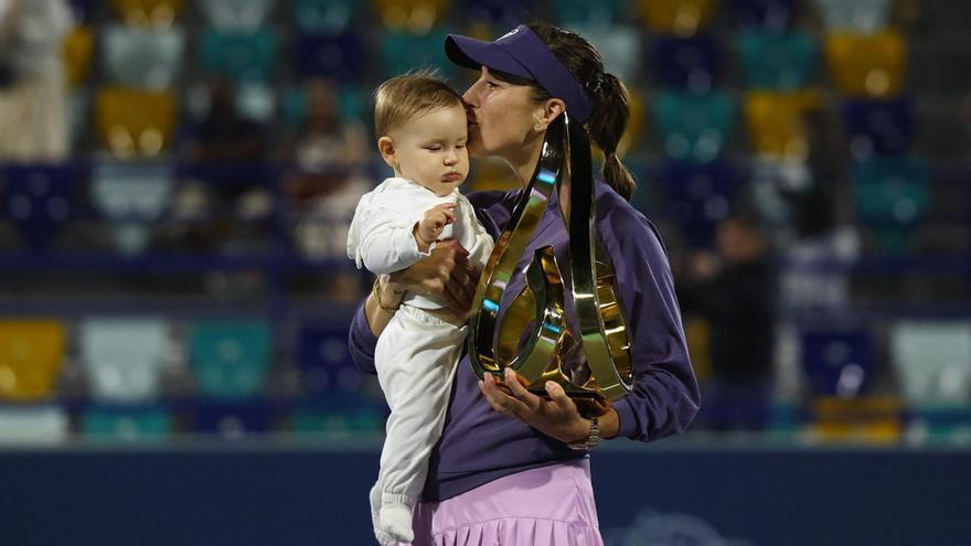 Belinda Bencic, con su hijo tras conquistar el torneo de Abu Dabi.