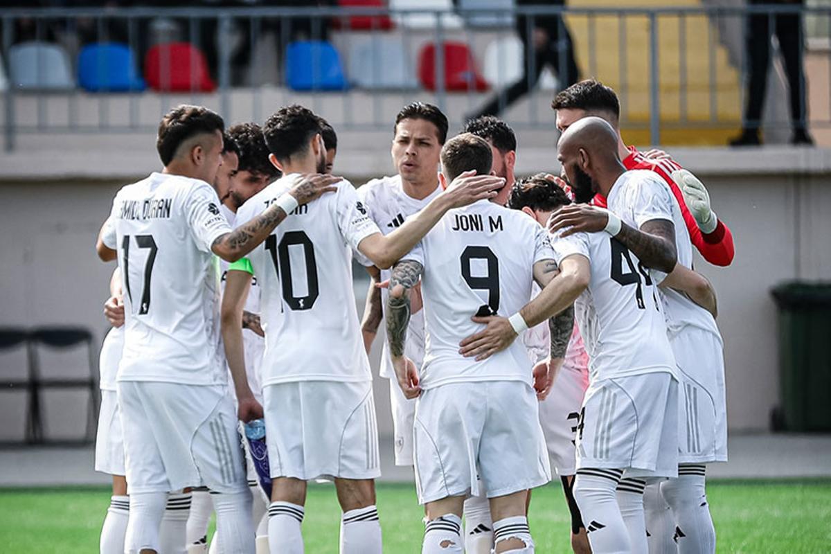 Los jugadores del Qarabaj, con Montiel (9) entre ellos