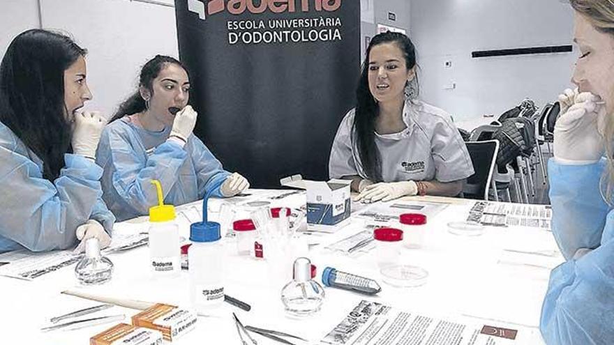 Futurs alumnes universitaris es preparen per ser dentistes