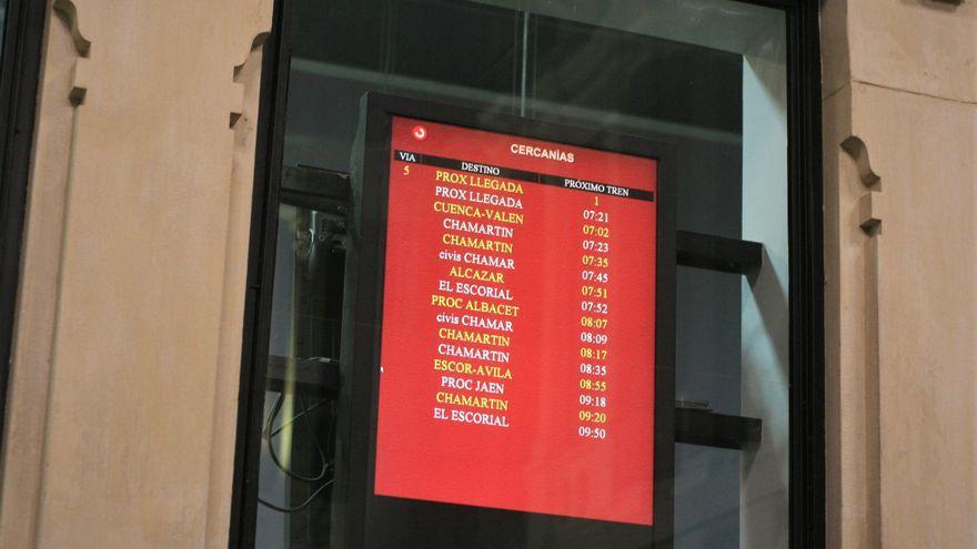 El Cuenca-Valencia, sin vía asignada y con veinte minutos de retraso acumulados en la estación de Aranjuez. El resto de trenes son Cercanías de Madrid o Civis.