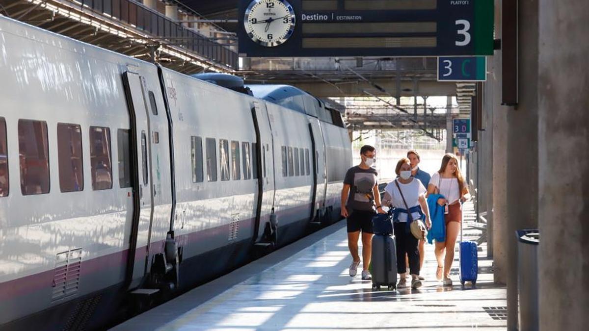 Viajeros en la estación de trenes de Córdoba.