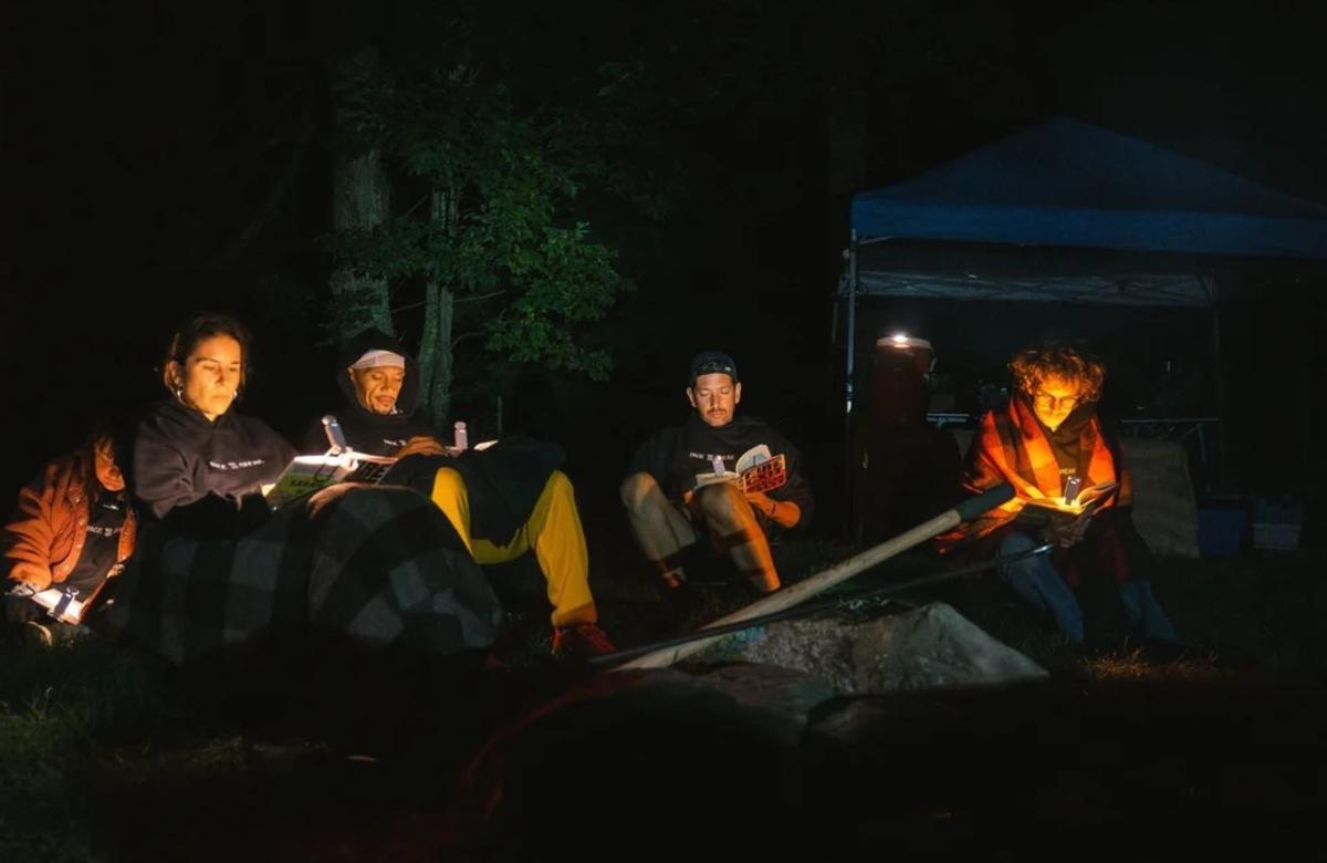 Participantes en un retiro literario de Page Break en Camp Singers