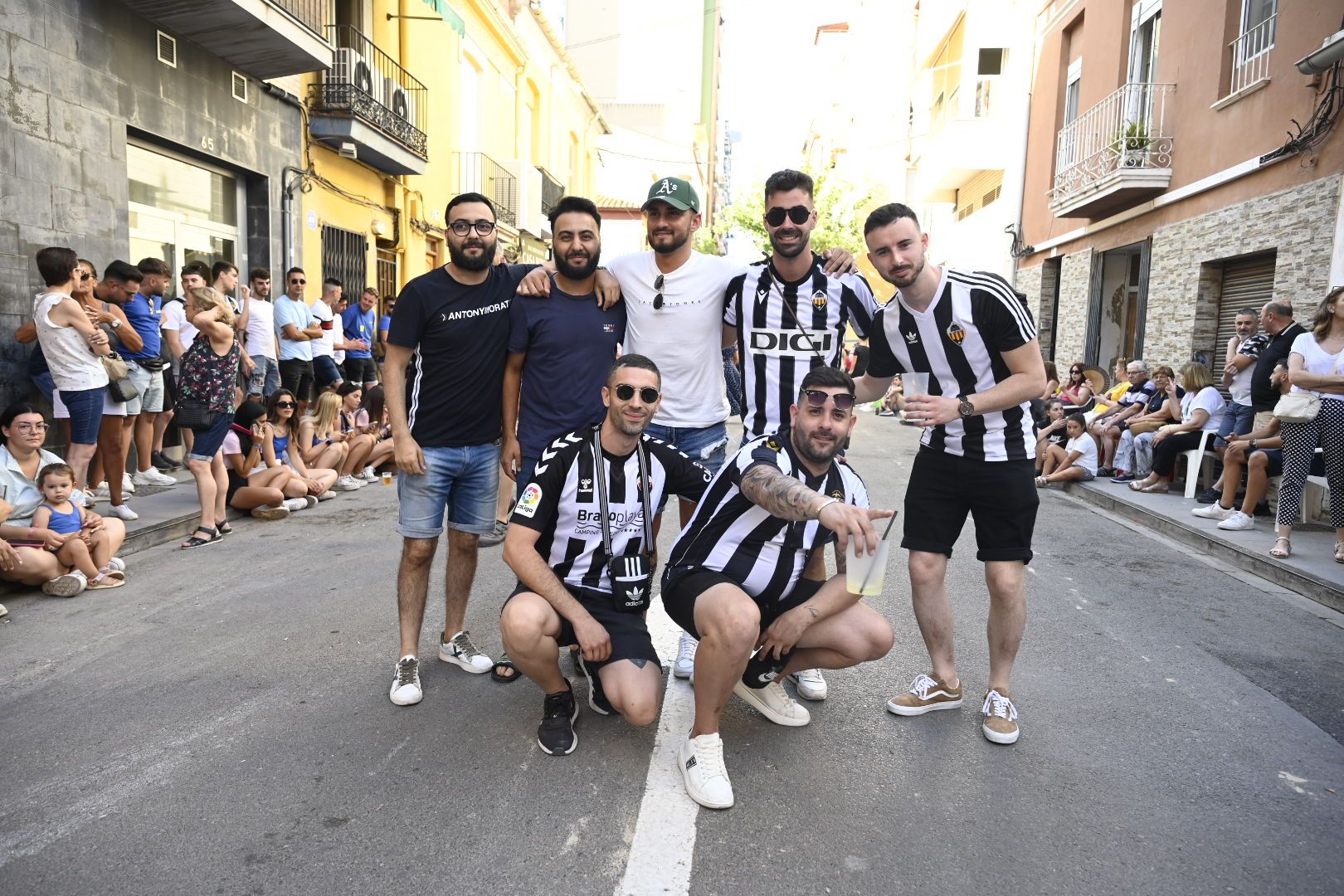 Las mejores imágenes del desfile y la entrada del toro por Sant Pere en el Grau