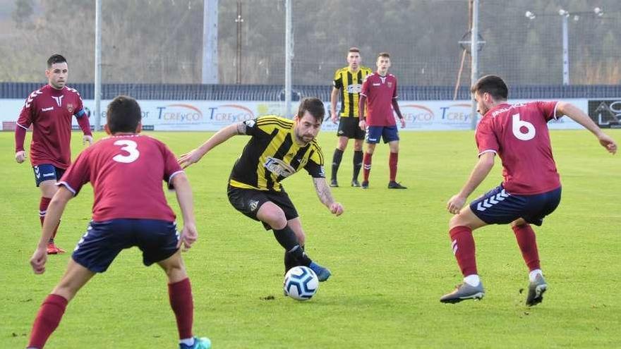 Fran Matos controla el balón rodeado de jugadores del Pontevedra B. // Iñaki Abella