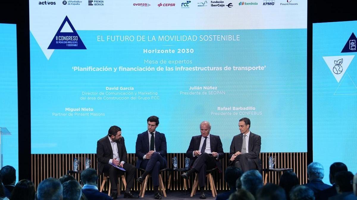 De izquierda a derecha, el moderador de la mesa Miguel Nieto, partner de Pinsent Masons; David García, director de Comunicación de FCC; Julián Núñez, presidente de SEOPAN; Rafael Barbadillo, presidente de CONFEBUS.