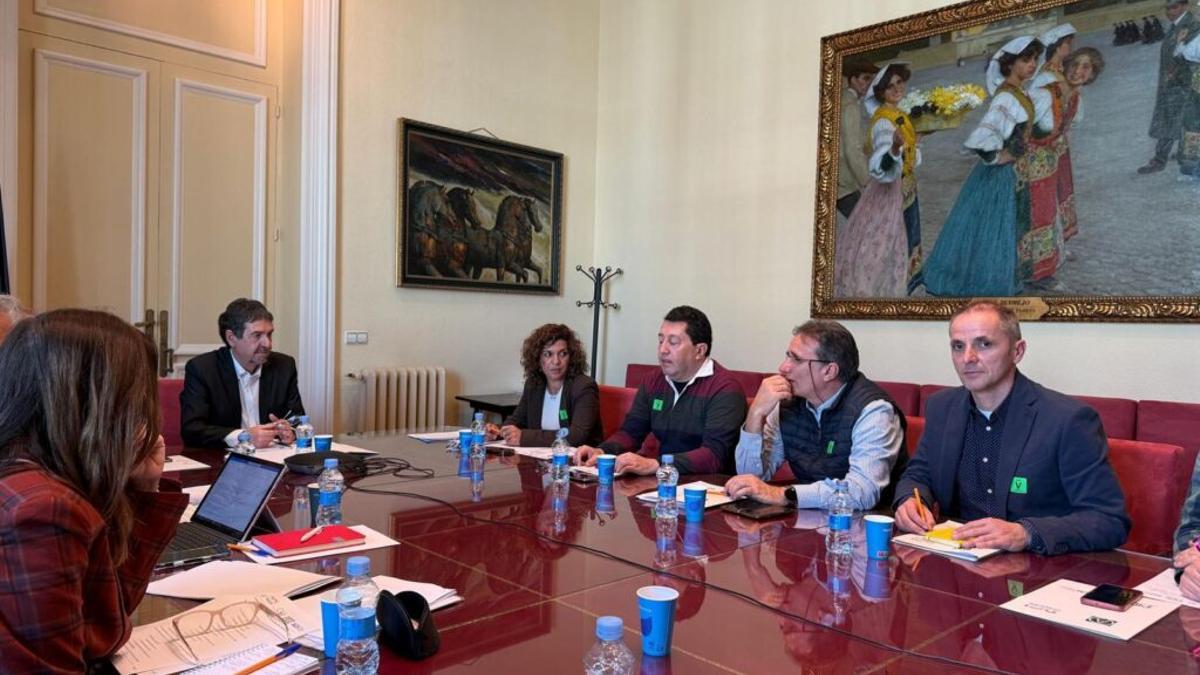 Momento de la reunión de los sindicatos (incluyendo Alternativa Docent) con el Secretario de Estado de Educación, Abelardo de la Rosa