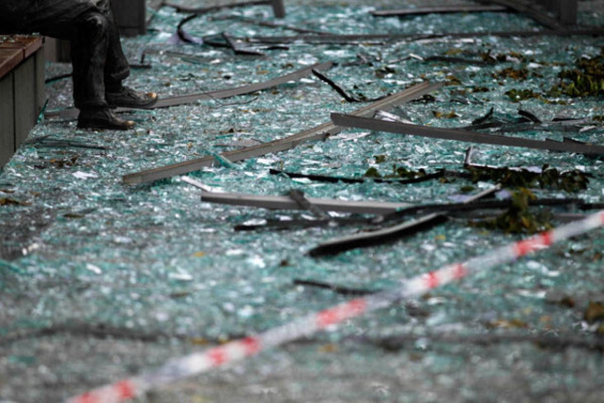 Detall de les cames d’una estàtua de bronze, envoltades de les restes de l’explosió de divendres passat al centre d’Oslo, Noruega.