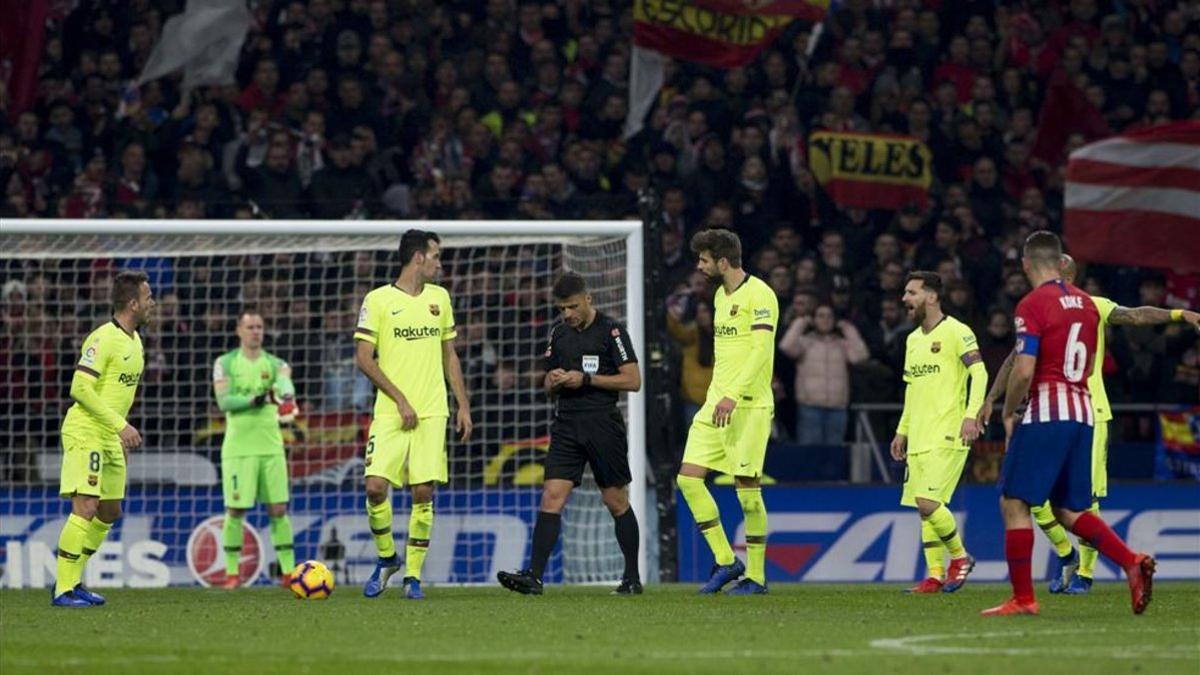 Gil Manzano durante el Atlético-Barça