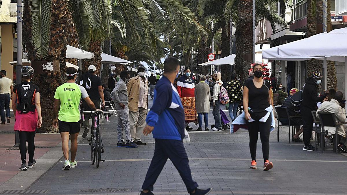 Imagen de personas con mascarilla en la calle Luis Morote, en la capital grancanaria.
