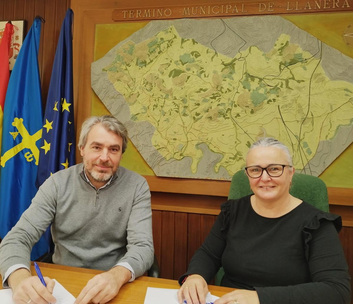 Nacho Calviño y Eva María Pérez, formando el acuerdo