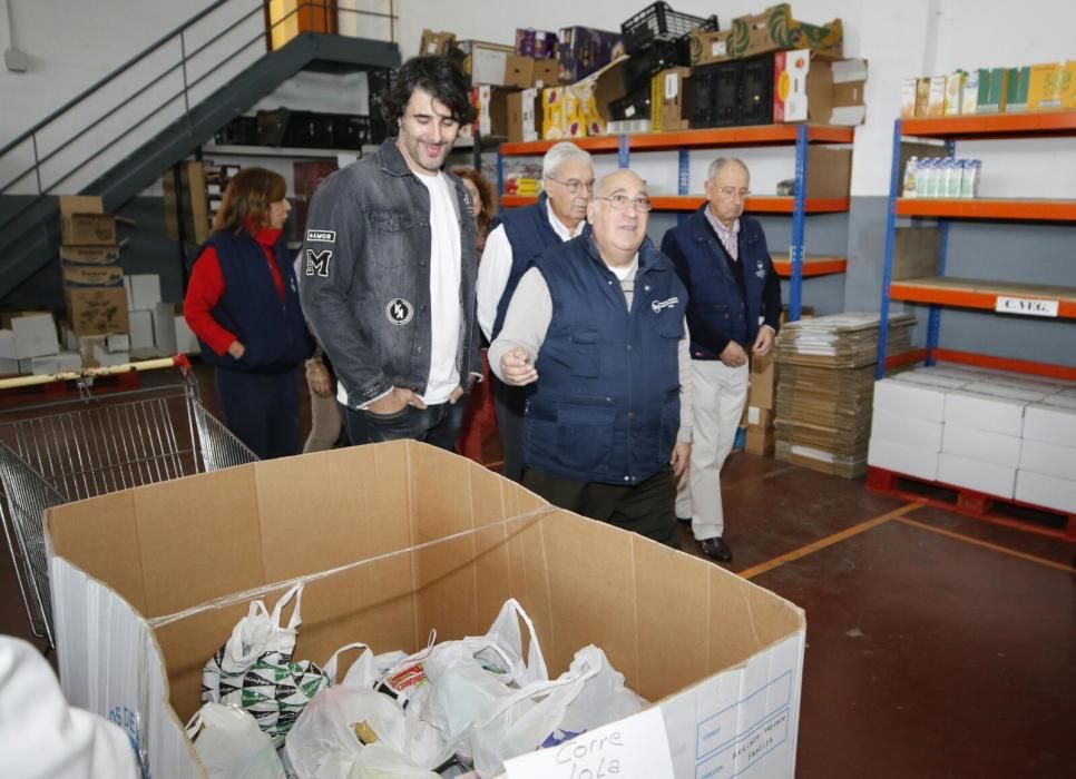 Navidad en Vigo 2018 | David Amor, investido con el peto de voluntario del Banco de Alimentos