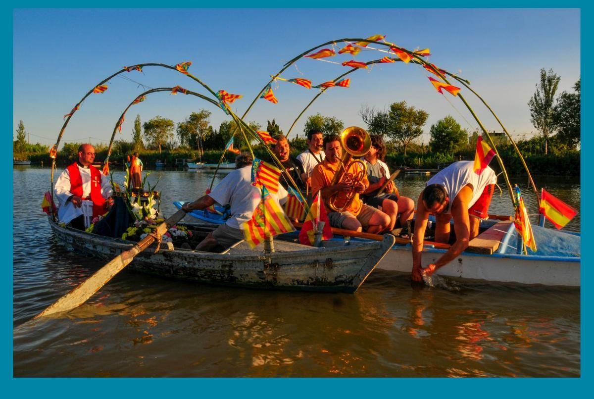 Paseando la imagen de Sant Andres en las barcas con una charanga.