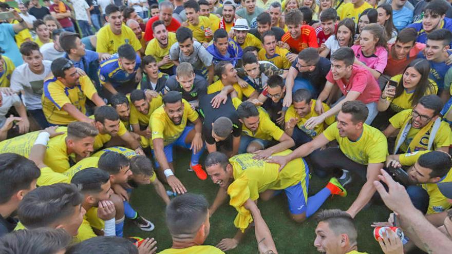 Los jugadores del Orihuela celebran su ascenso en Los Arcos a Segunda B.