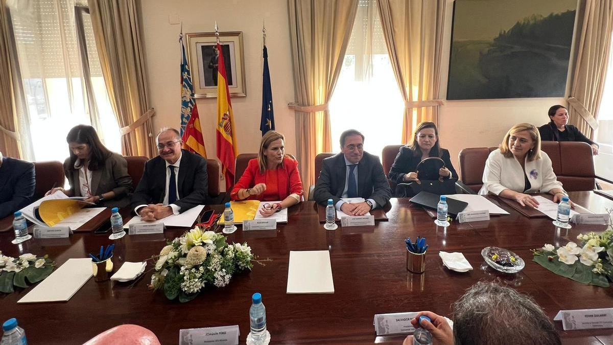 El ministro de Exteriores, José Manuel Albares, en la reunión mantenida en Alicante con entidades patronales afectadas por el bloqueo de Argelia..