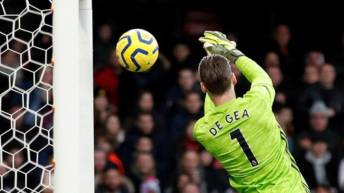 El balón se escapa de las manos de David de Gea tras un remate de Ismaïla Sarr.