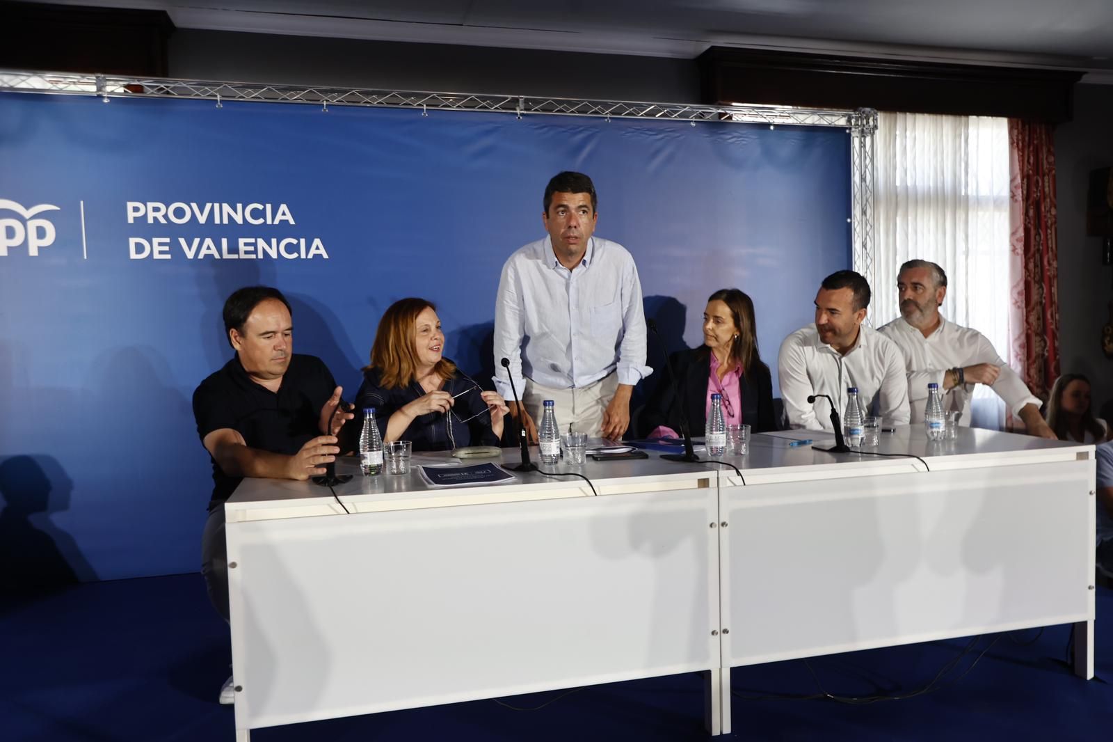 Mazón y el resto de la cúpula del PP en la junta provincial de los populares en Nàquera