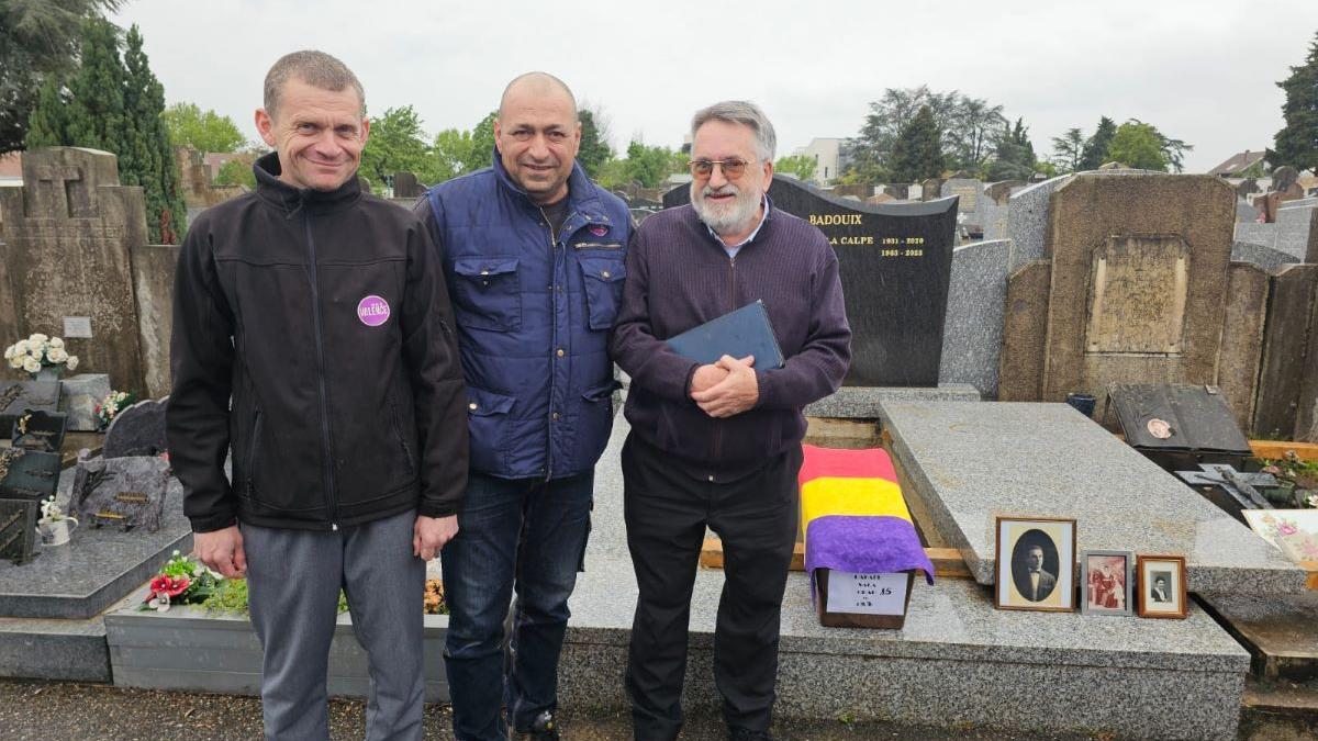 A l'esquerra Franck Doncques, conservador del cementiri, al seu costat un treballador i l'historiador Alfons Romero.