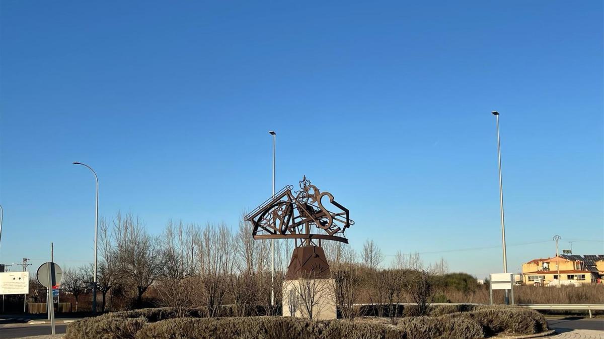 La escultura, de hierro forjado, es un guiño al enclave benaventano y ha sido creada y donada por los hermanos González Marrón.