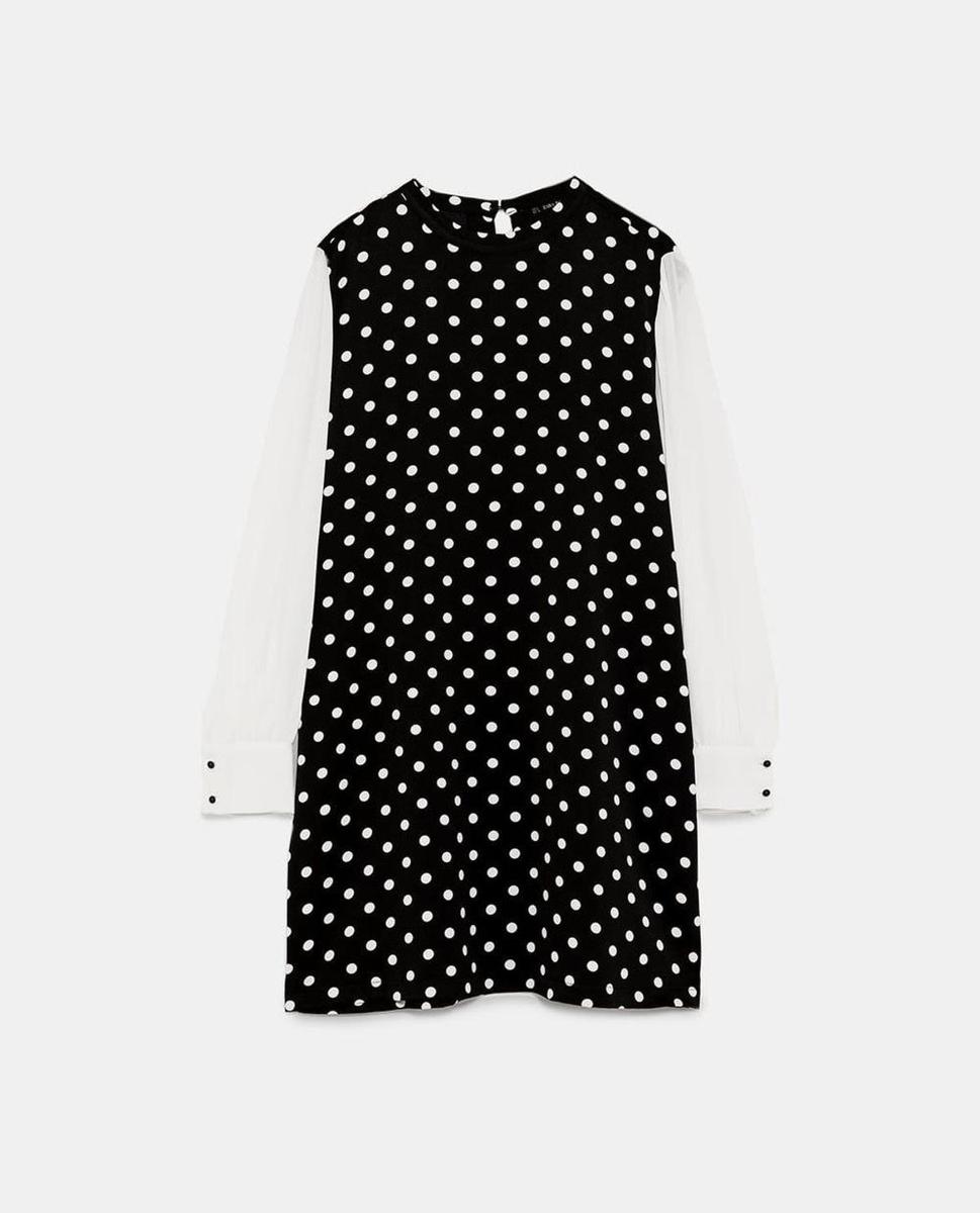 Vestido de lunares combinado de Zara. (Precio: 29,95 euros)