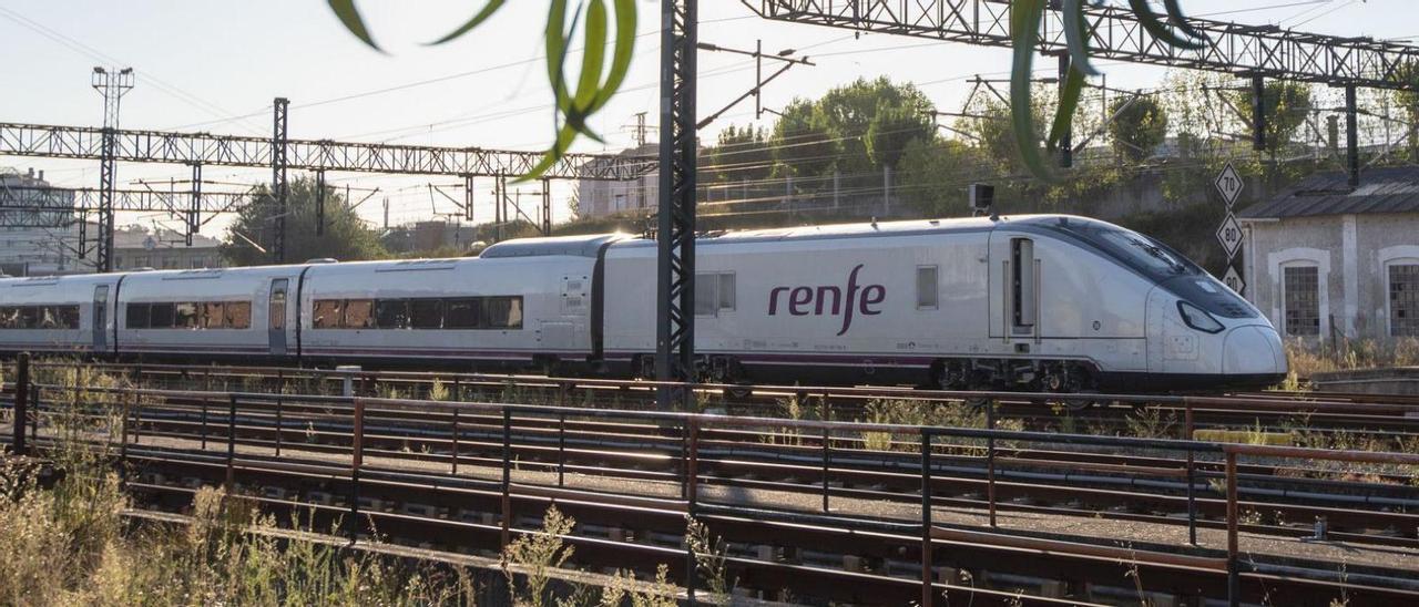 Un tren Talgo Avril de la serie 106 de Renfe, en pruebas en A Coruña el año pasado.
