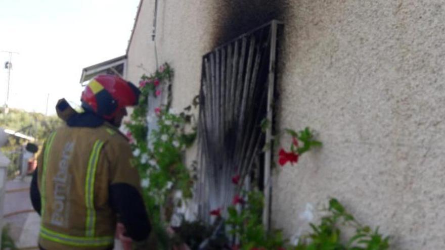 Un instante de la actuación de los bomberos en el chalé de Peña de las Aguilas