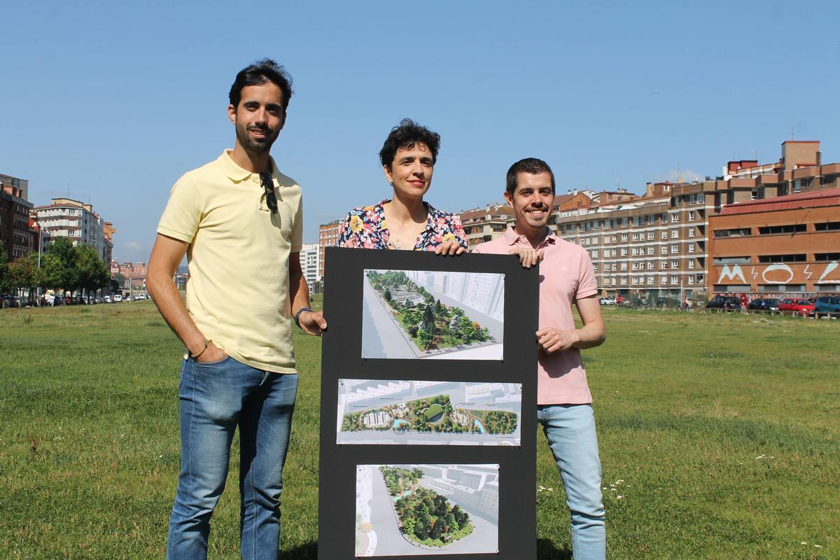 Por la izquierda, Alejandro Farpón, Noelia Ordieres y Javier Suárez Llana, ayer, en el &quot;solarón&quot;