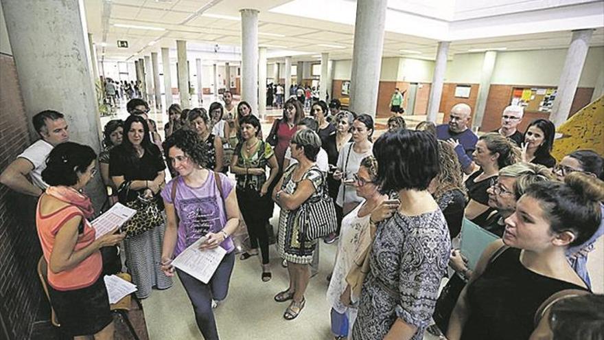 Afluencia masiva de opositores en la UJI para ser celador de Sanidad