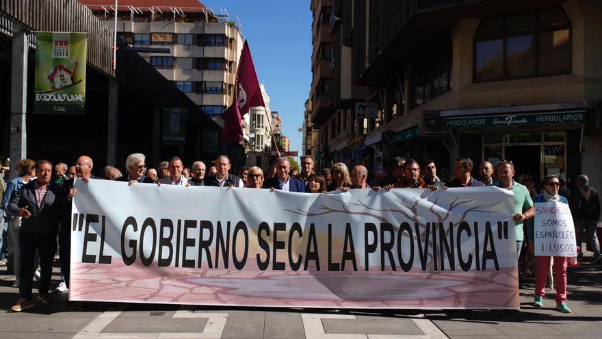 Manifestación por el desembalse: &quot;El Gobierno seca la provincia&quot;