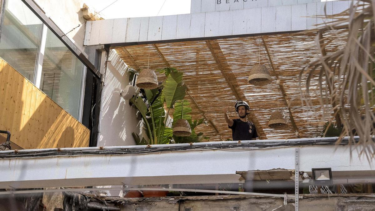 Ein Feuerwehrmann auf der eingestürzten Terrasse des Medusa Beach Clubs.