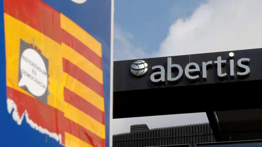 Banderas española y catalana ante la sede de Abertis, una de las empresas que trasladó su sede social de Barcelona. // Efe