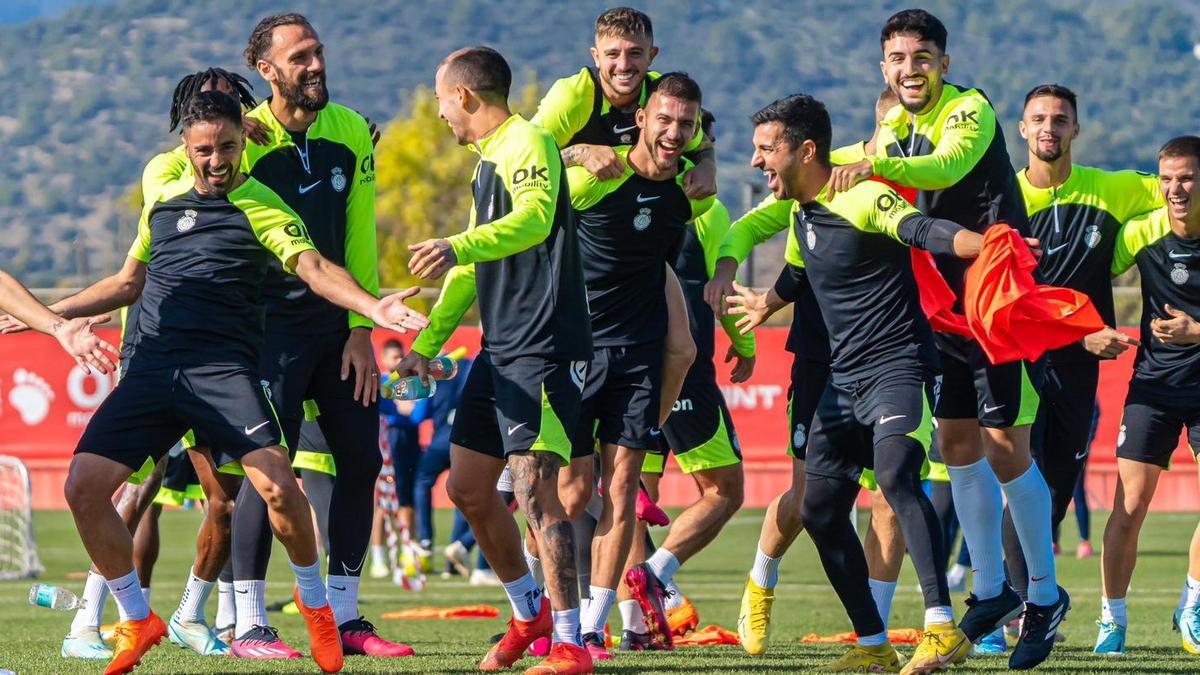 Jaume Costa, primero por la izquierda, y Manu Morlanes, tercero por la derecha, exjugadores del Villarreal, en un entrenamiento del Mallorca.