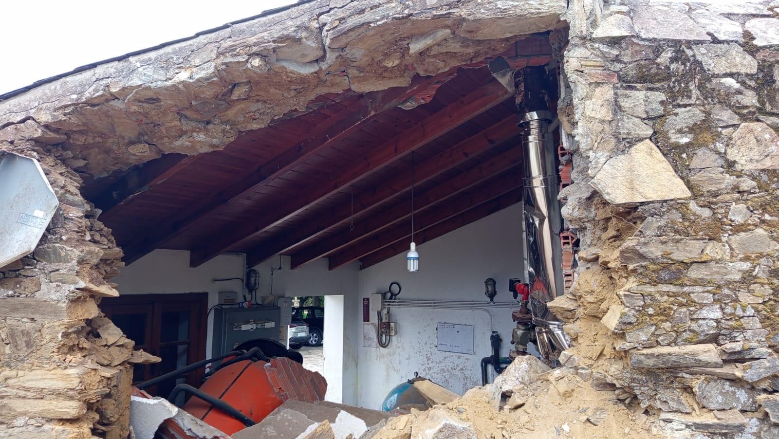 Un camión se empotra contra un pazo en Bergondo