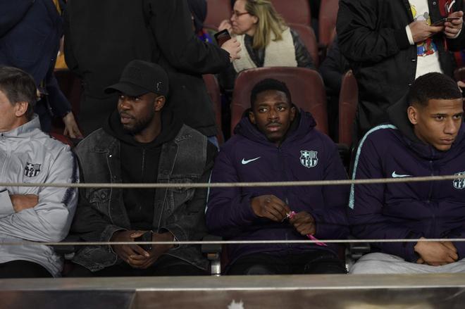 Samuel Umtiti, Ousmane Dembelé y Jean Clair Todibo contemplan desde la grada el partido de ida de las semifinales de Copa del Rey entre el FC Barcelona y el Real Madrid