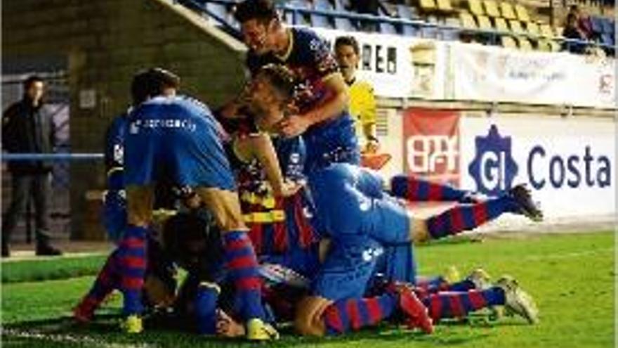 Els jugadors del Llagostera fan pinya sobre Pitu diumenge passat.