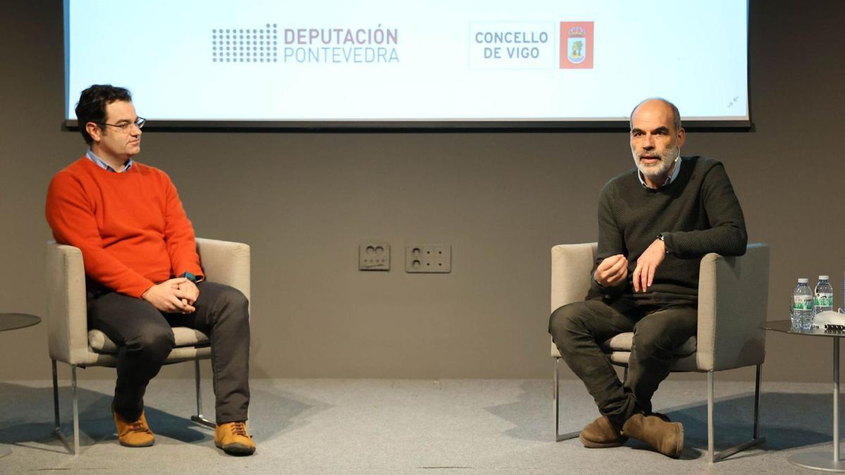 Javier García Barreiro y Juan de Vicente Abad (dcha.), ayer en el Club FARO.  | // ALBA VILLAR