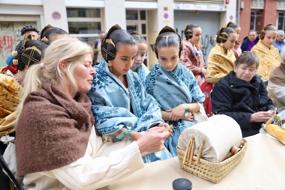 La falla El Quarantahuit mantiene viva la tradición de las bolilleras