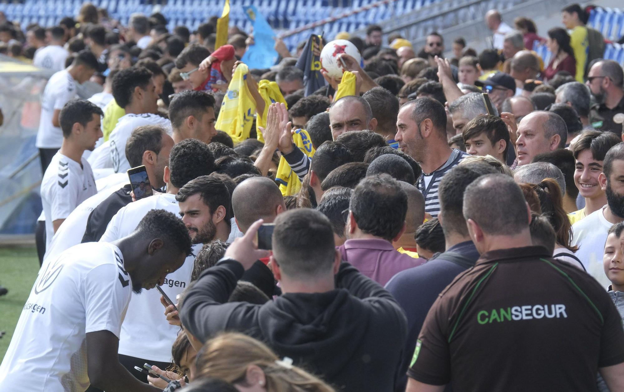 La UD Las Palmas entrena a puerta abierta