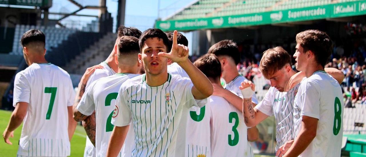 Ismael Salguero celebra su tanto ante el Antoniano en El Arcángel.