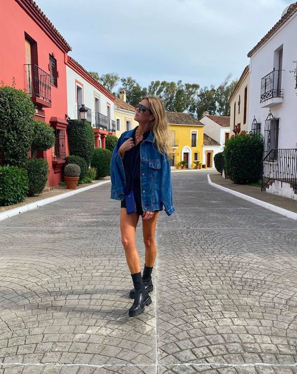 Amelia Bono tiene la chaqueta vaquera 'oversize' de perlas y con estampado  animado que tú también vas a querer en 3, 2, 1... - Woman