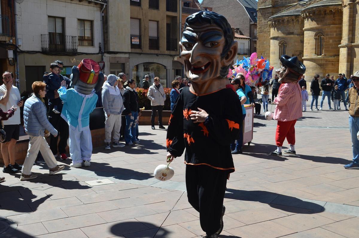 Gigantes y Cabezudos en La Veguilla de Benavente.