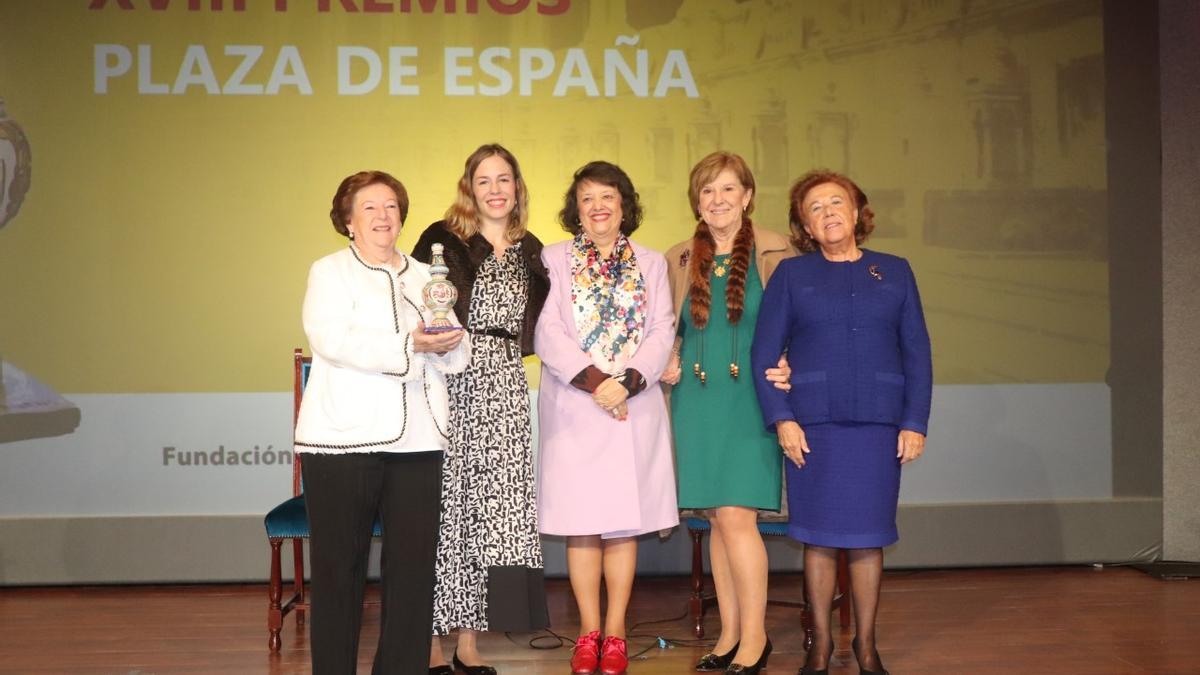 Algunas de las enfermeras de la primera promoción de ATS, junto a la subdelegada del Gobierno y la presidenta del Colegio de Enfermería.