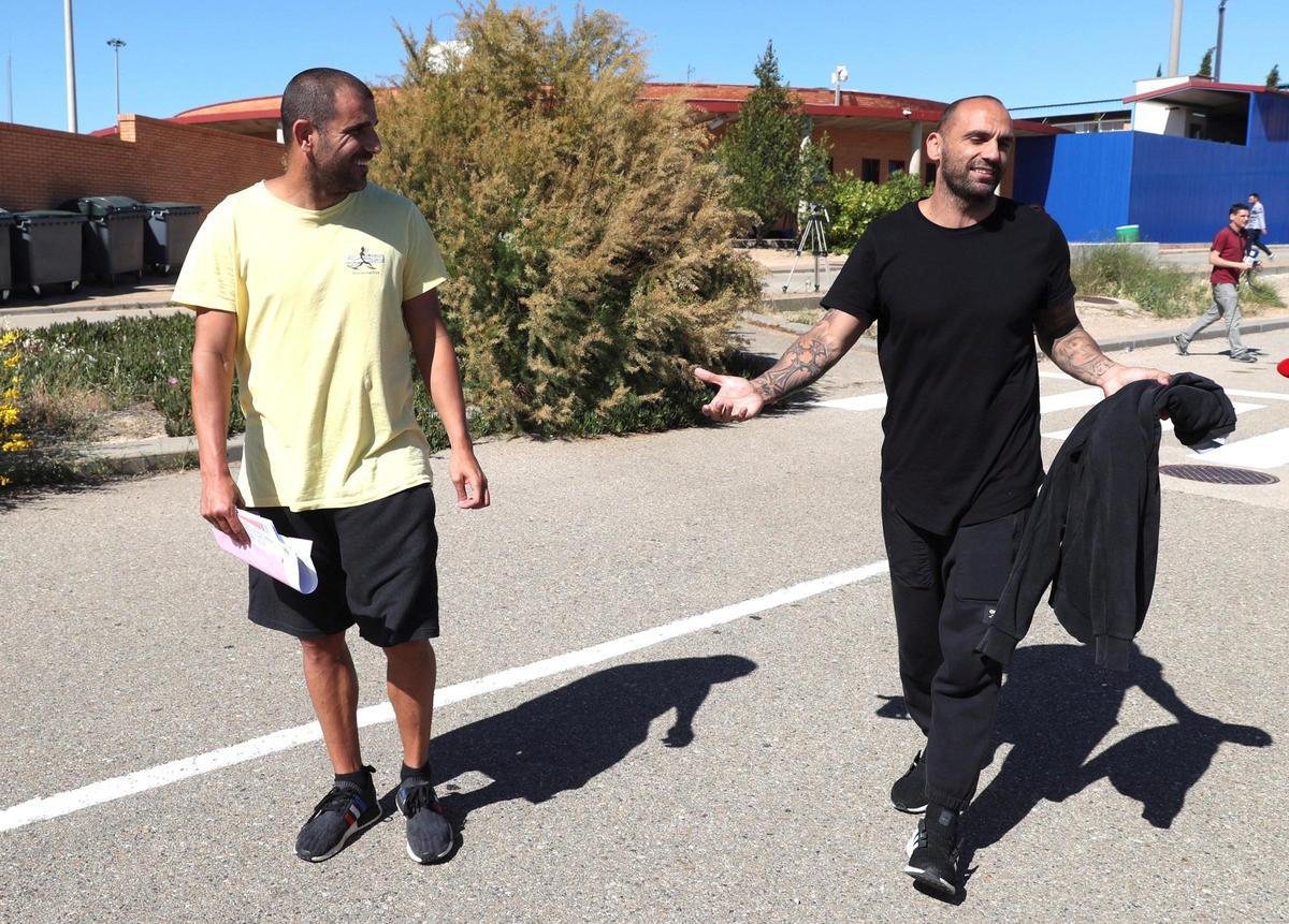 Raúl Bravo y Carlos Aranda, saliendo de la cárcel de Zuera.