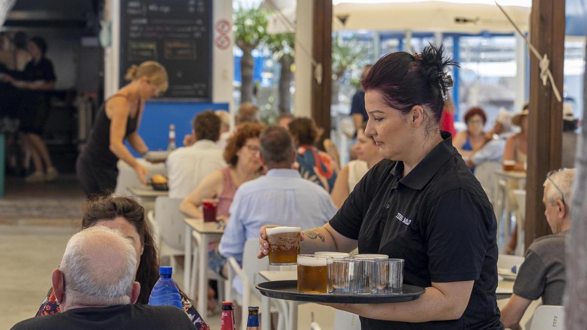 Una camarera en un restaurante en Castellón.