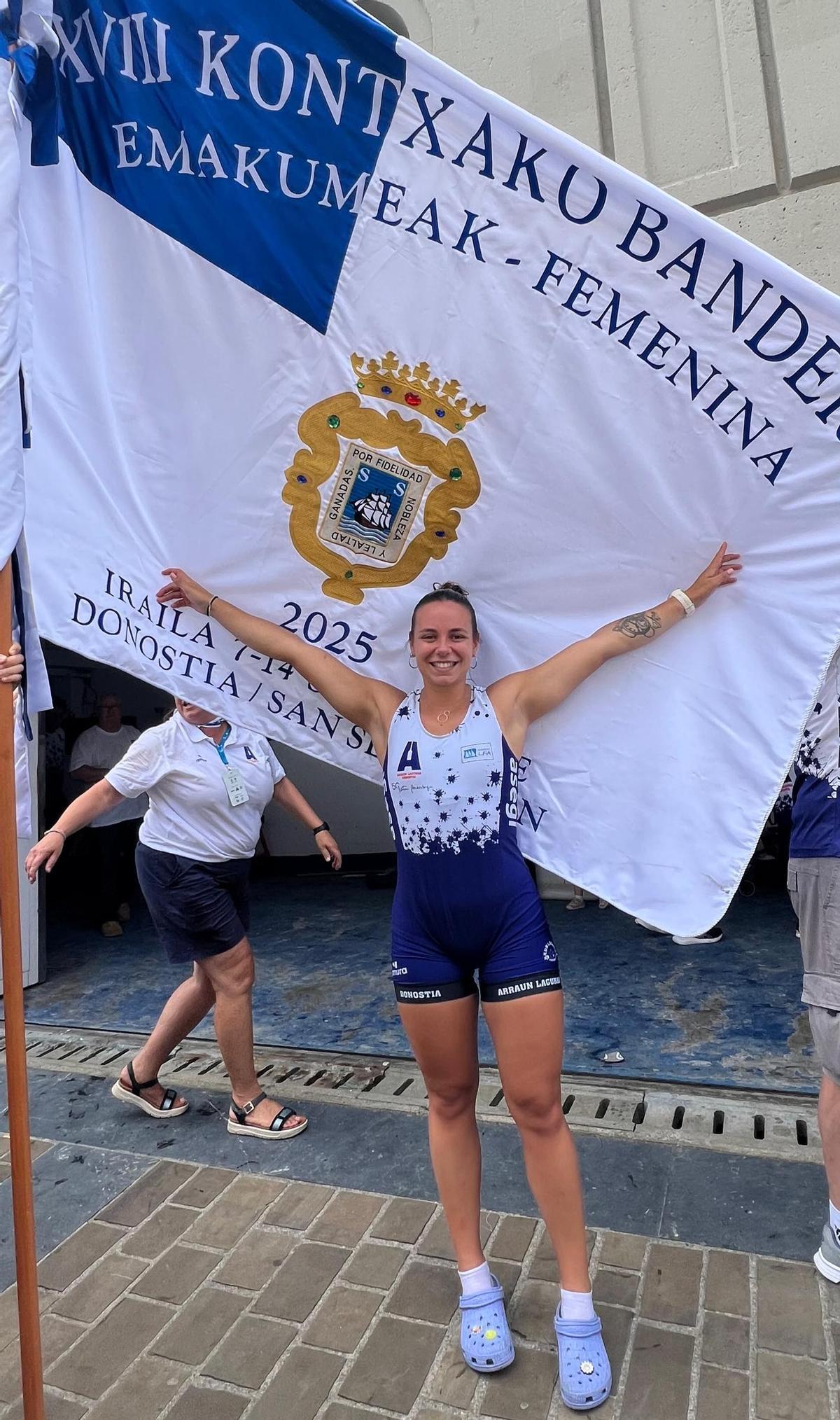 Beti Piñeiro con la última Bandera de La Concha ganada con Arraún Lagunak.